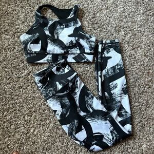 Razor back sports bra & high waisted black and white leggings 2-piece set